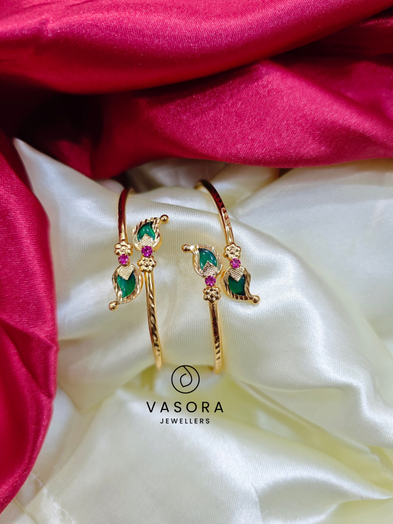 Gold plated adjustable bangle 