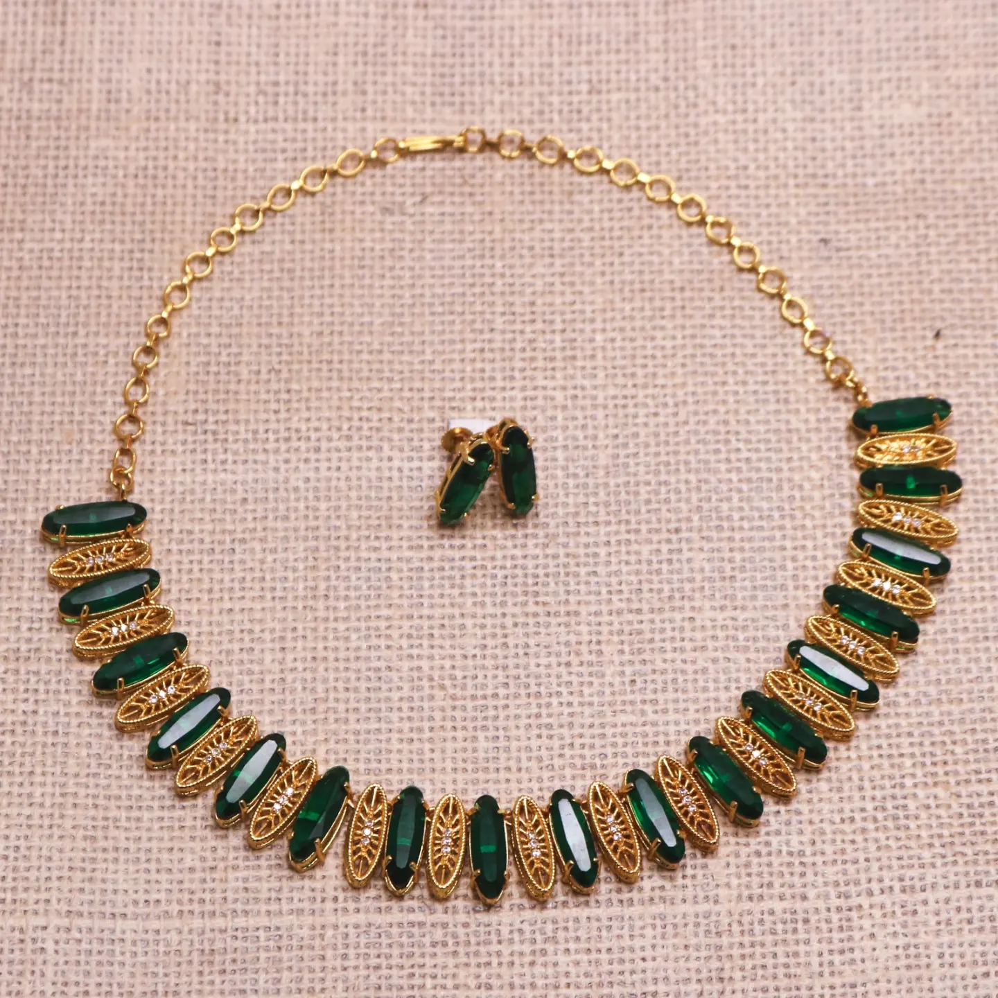 Long ovel green stone necklace