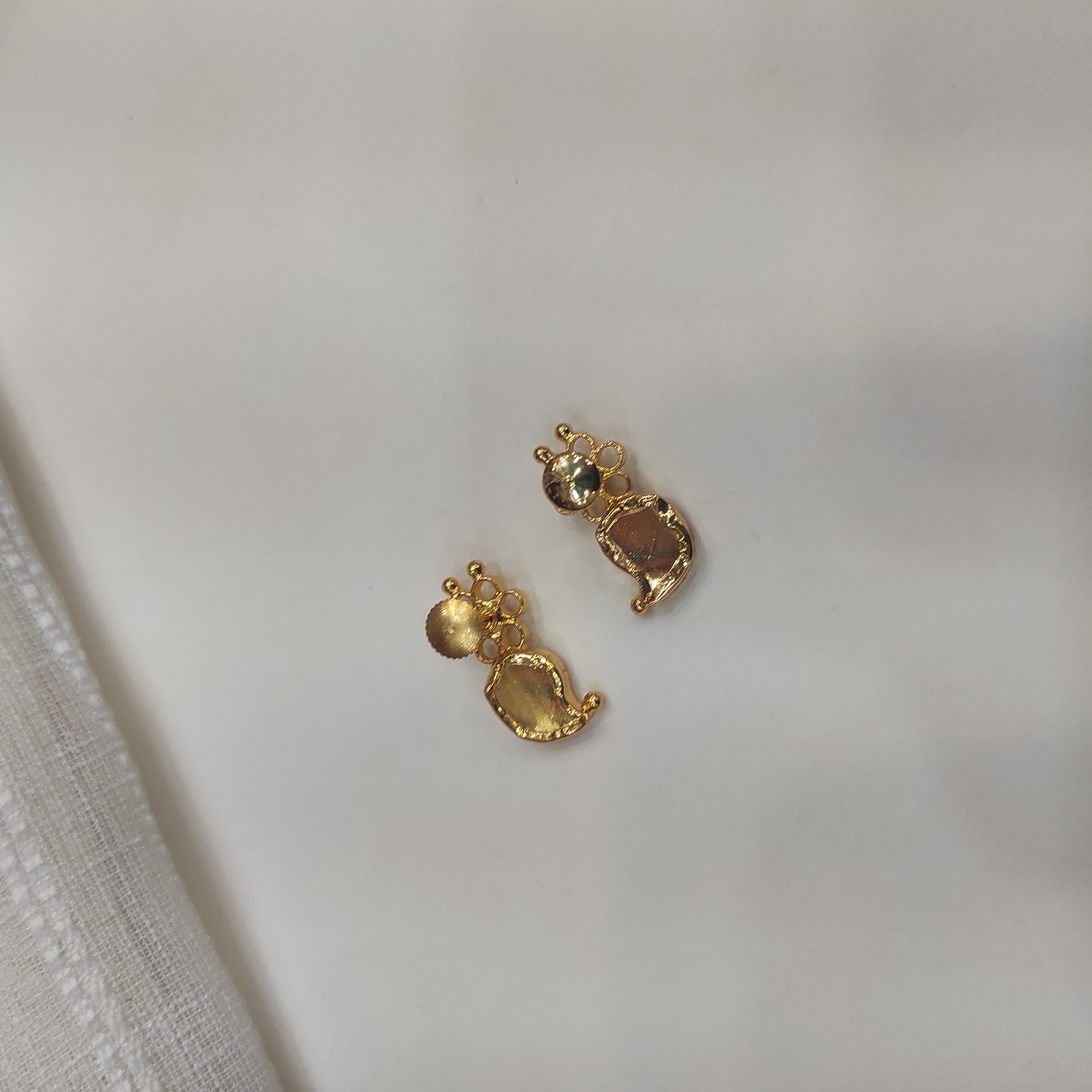 Gold plated manga flower green stud