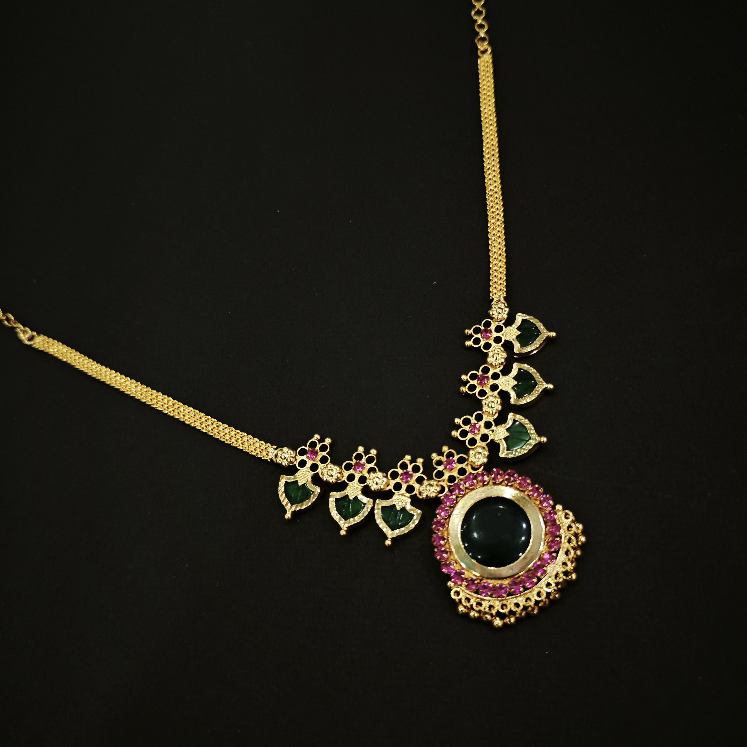 Gold plated 6 pettal flower plakka necklace