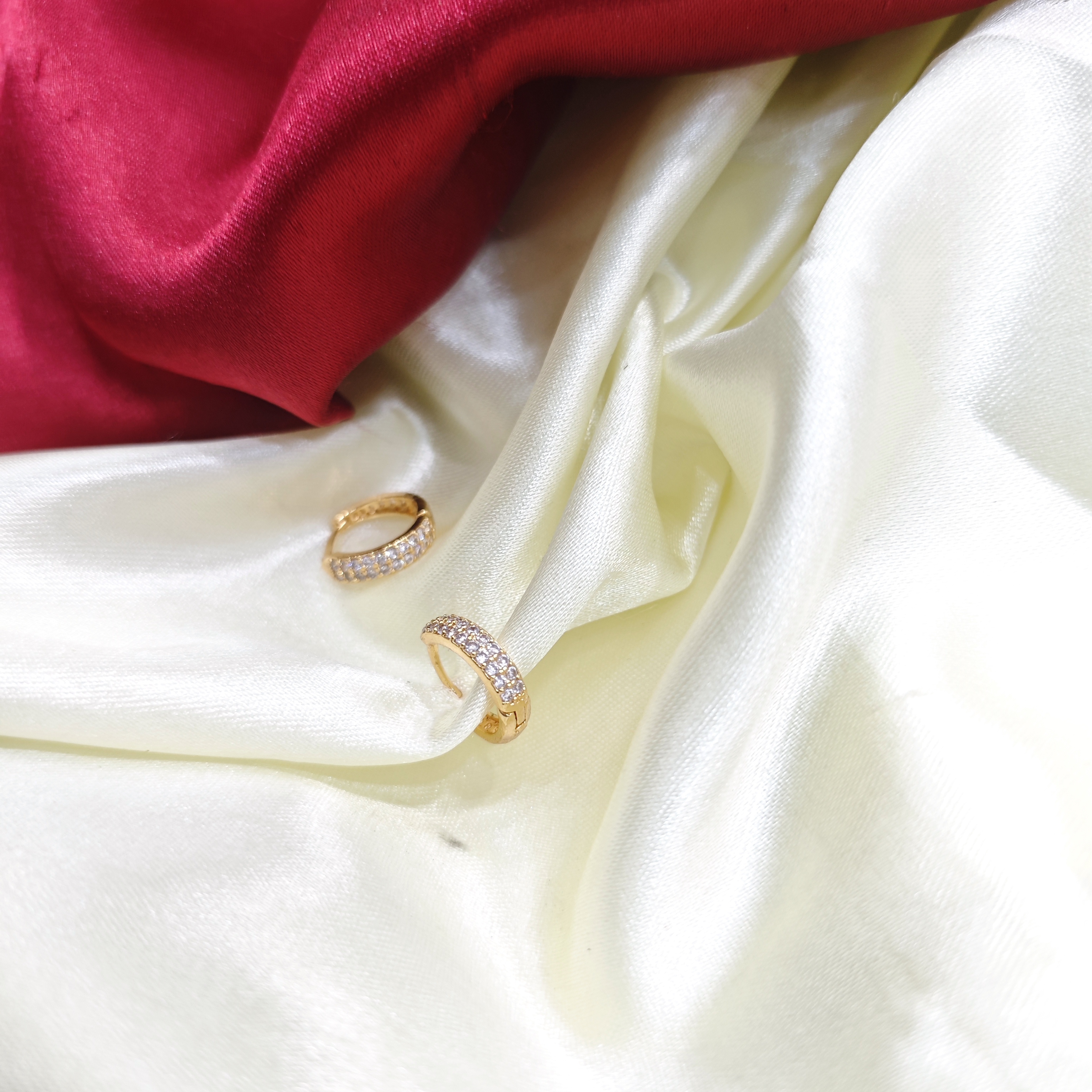 Gold plated single layer white stone earring 