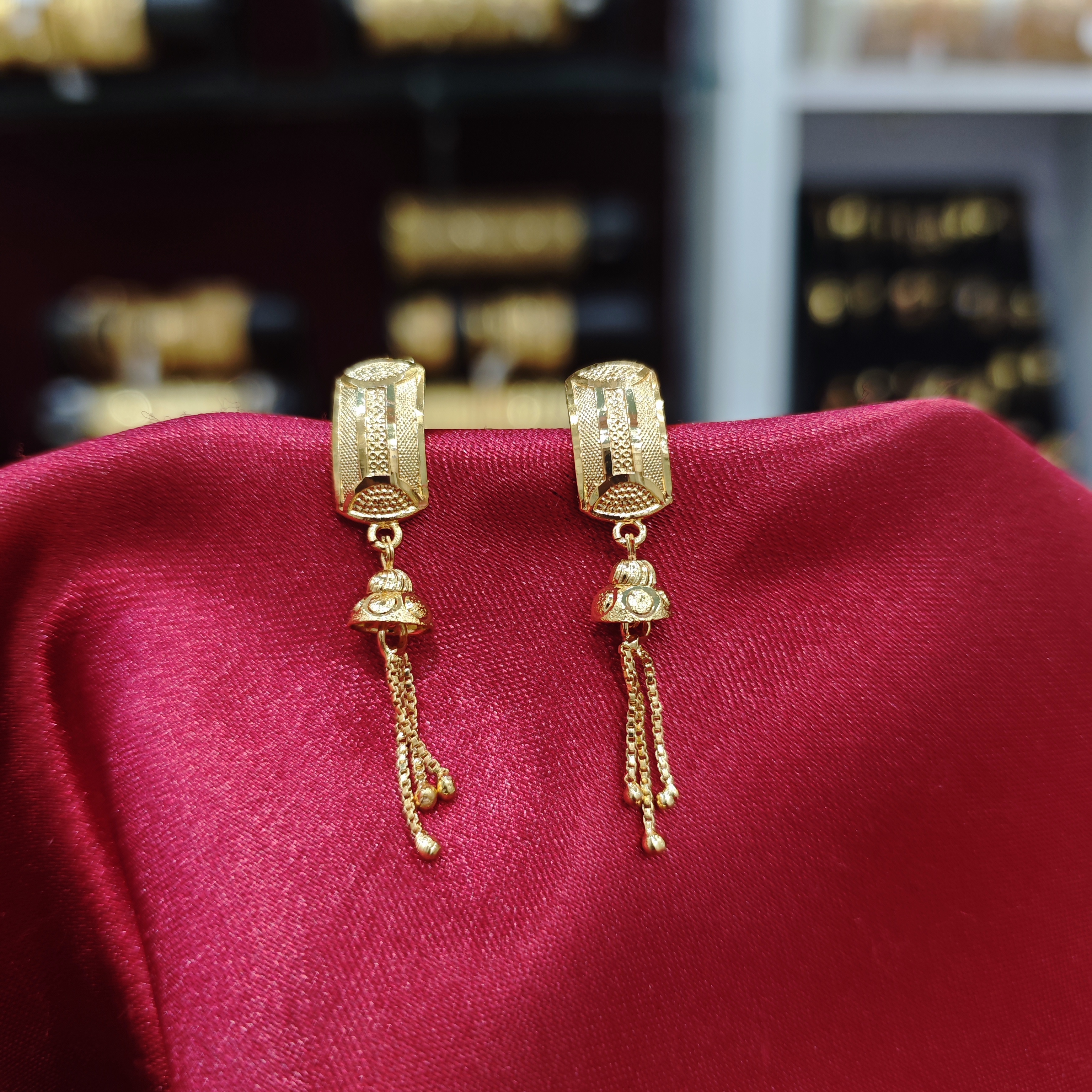 Gold plated jaya stud with box chain hanging stud