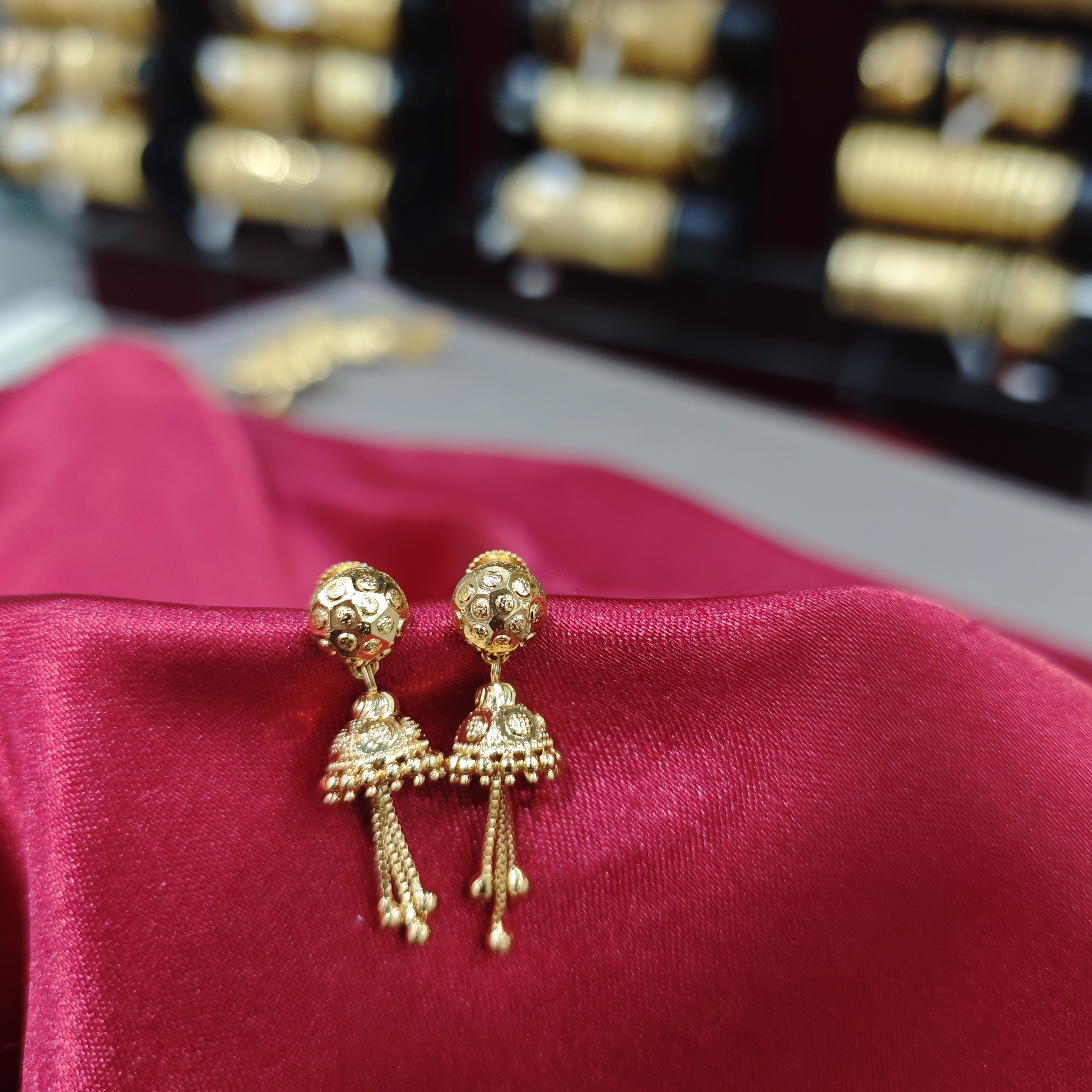 Gold plated single jimukka with box chain hanging 
