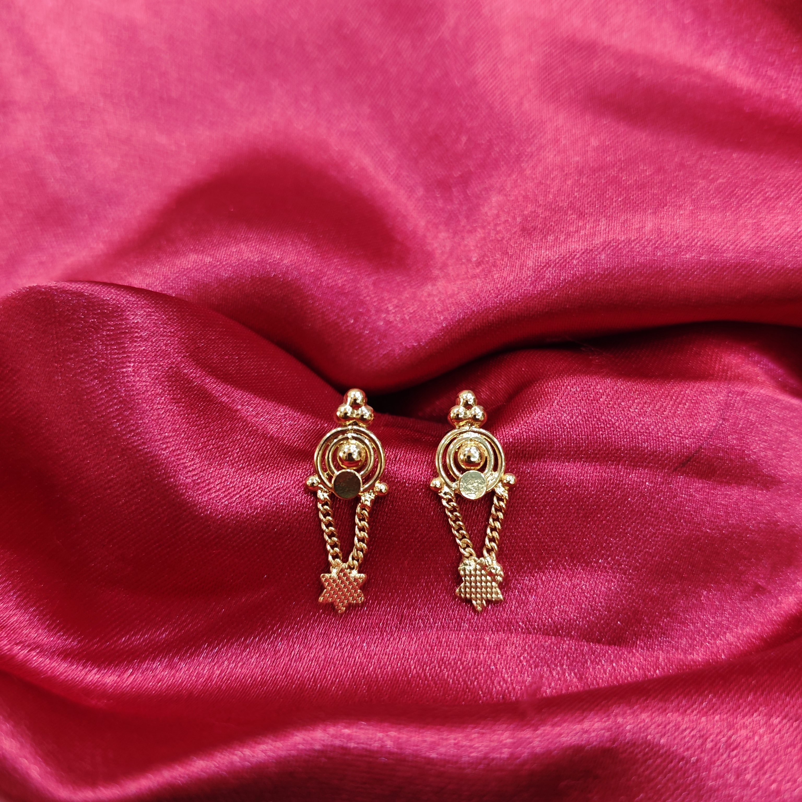 gold plated white vintage stud 