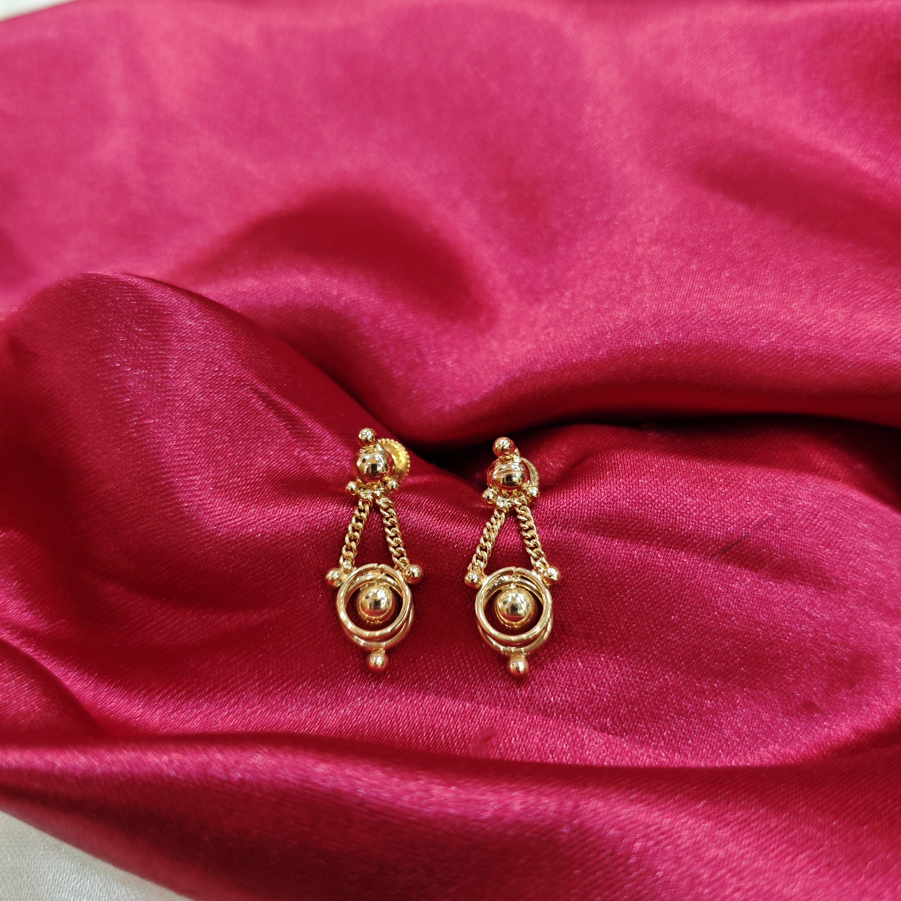 gold plated white vintage stud 